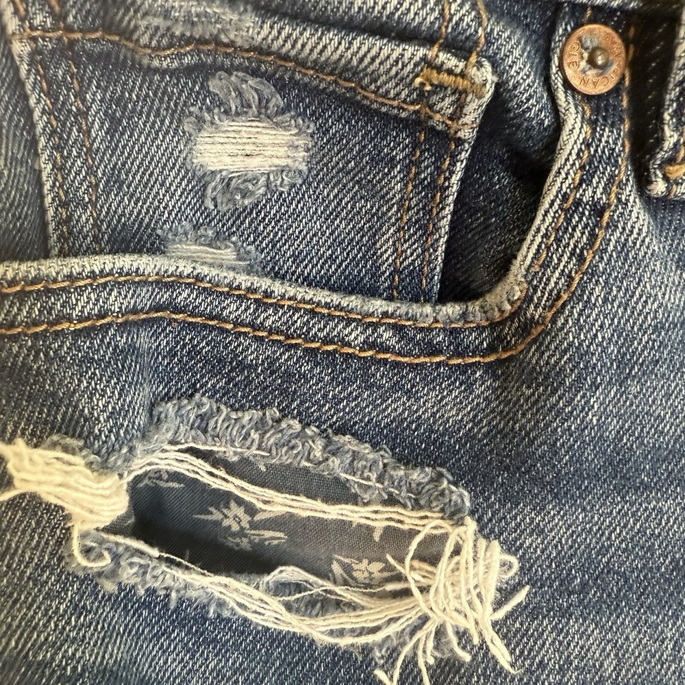American Eagle Outfitters‎ Mom Jeans Blue Distressed Stretch Medium Wash Sz 2 - Picture 3 of 10